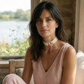 Choker de Grosgrain Marfil con Cuarzo Rosa y Perla Barroca
