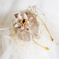 Tocado- fascintor crema y dorado para invitada, Tocado redondo con velo para dama de honor, Tocado pequeño para novia, Tocado marfil con plumas.