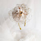 Tocado- fascintor crema y dorado para invitada, Tocado redondo con velo para dama de honor, Tocado pequeño para novia, Tocado marfil con plumas.