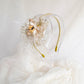 Tocado- fascintor crema y dorado para invitada, Tocado redondo con velo para dama de honor, Tocado pequeño para novia, Tocado marfil con plumas.