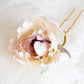 Flor de seda para el pelo, flor peonia blanca y rosa para invitada, flor de tela para peinado de novia.