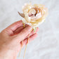 Flor de seda para el pelo, flor peonia blanca y rosa para invitada, flor de tela para peinado de novia.