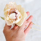 Flor de seda para el pelo, flor peonia blanca y rosa para invitada, flor de tela para peinado de novia.