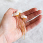 Horquillas para moño de rositas blancas. Florecitas de seda para el pelo. Florecitas  blancas para peinado de novia.