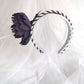 Diadema para boda. Diadema elegante blanca y negra. Diadema para invitada, tocado fascinator con flor negra.