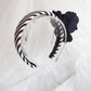 Diadema para boda. Diadema elegante blanca y negra. Diadema para invitada, tocado fascinator con flor negra.