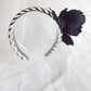 Diadema para boda. Diadema elegante blanca y negra. Diadema para invitada, tocado fascinator con flor negra.