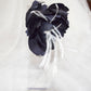 Diadema para boda. Diadema elegante blanca y negra. Diadema para invitada, tocado fascinator con flor negra.