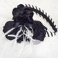 Diadema para boda. Diadema elegante blanca y negra. Diadema para invitada, tocado fascinator con flor negra.