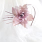 Diadema con flor rosa para boda, Tocado para madrina. Diadema floral para invitada. Flor de seda para el pelo.