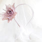 Diadema con flor rosa para boda, Tocado para madrina. Diadema floral para invitada. Flor de seda para el pelo.
