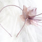 Diadema con flor rosa para boda, Tocado para madrina. Diadema floral para invitada. Flor de seda para el pelo.