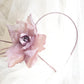 Diadema con flor rosa para boda, Tocado para madrina. Diadema floral para invitada. Flor de seda para el pelo.